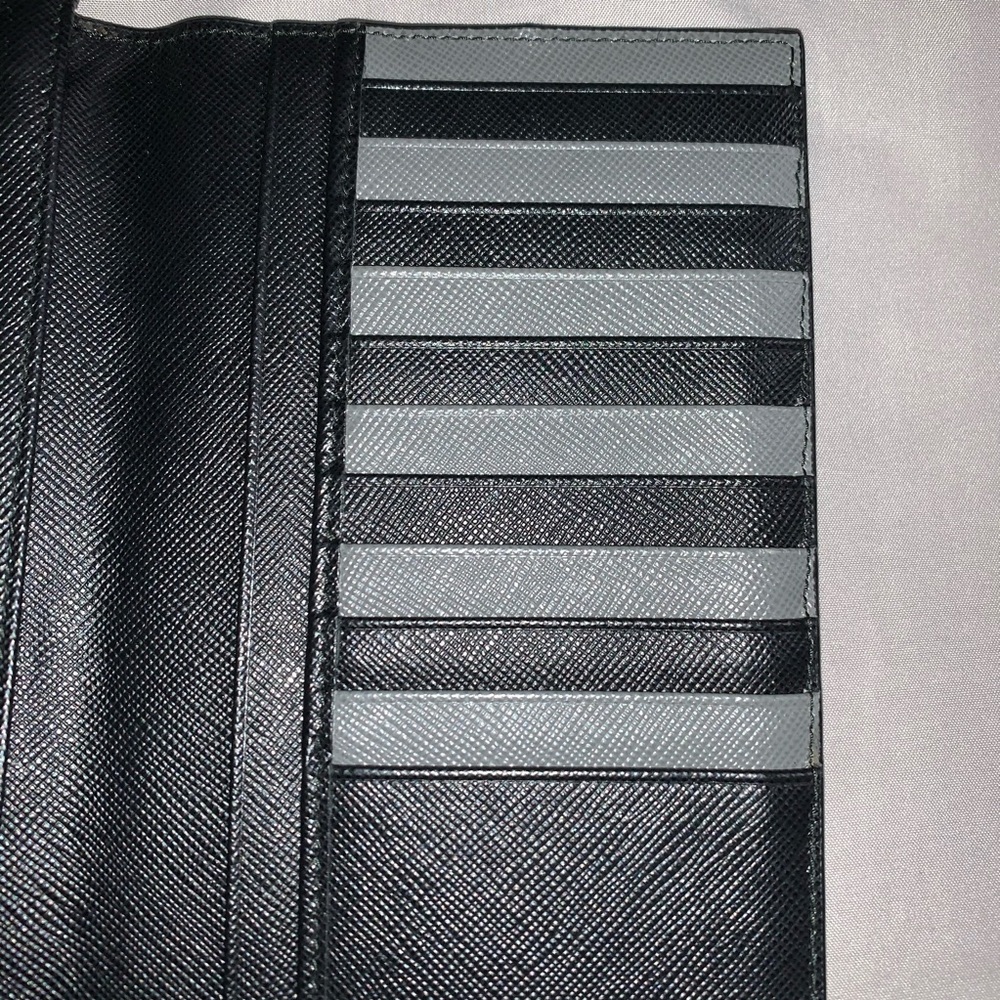 Prada Wallet - Picture 7 of 8